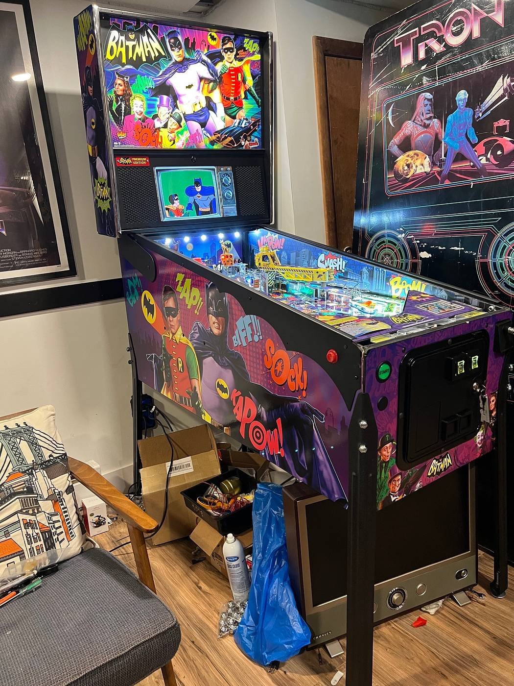 Batman 66 Premium Pinball Machine - Image 6